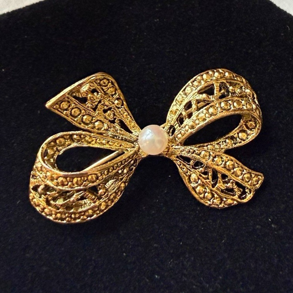 VTG Gold Tone Filigree Bow Brooch Pin w/ Authentic Pearl Center